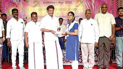 பிரின்ஸ் பள்ளி அறிவியல் கண்காட்சி நிறைவு விழா: அமைச்சர் அன்பில் மகேஸ் கல்வி ஊக்கத் தொகை வழங்கினார்