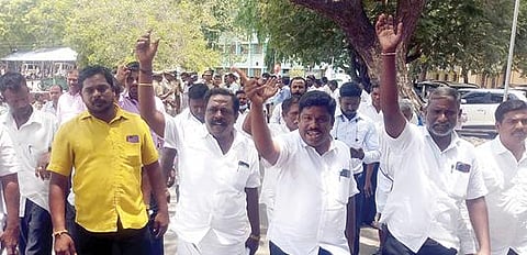 பரந்தூர் பகுதியில் விமான நிலையம் அமைய எதிர்ப்பு தெரிவித்து கருத்து கேட்புக் கூட்டம் தொடங்கும் முன்பே வெளியேறி முழக்கமிட்ட மக்கள்.