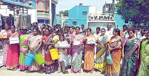 வெம்பூர் அரசு மேல்நிலைப் பள்ளிக்கு வழங்குவதற்காக  கல்வி சீர்வரிசை பொருட்களை ஊர்வலமாக எடுத்துவந்த கிராம மக்கள்.