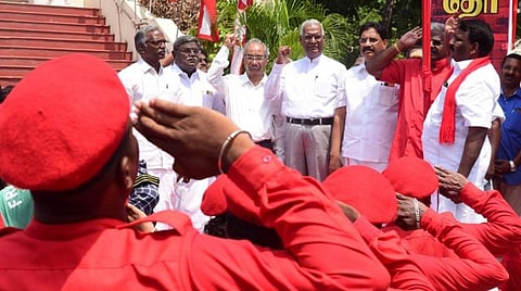 புதுச்சேரியில் இன்று தொடங்கி இரு நாட்கள் நடக்கும் இந்திய கம்யூனிஸ்ட் கட்சியின் மாநில மாநாட்டில் கட்சிக் கொடியை ஏற்றிய தேசியச் செயலர் டி.ராஜா | படம்: எம்.சாம்ராஜ்
