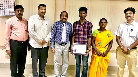 காய்கறி சந்தையில் பணி செய்துகொண்டே படிப்பு - மாநில அளவிலான போட்டியில் வென்ற காமராஜர் பல்கலை. மாணவருக்கு பாராட்டு