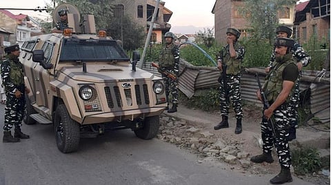 காஷ்மீர் பண்டிட்டை கொன்ற  தீவிரவாதியின் வீடு பறிமுதல் - பாதுகாத்த குடும்பத்தினர் கைது