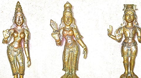 போலீஸார் கைப்பற்றிய உலோக சுவாமி சிலைகள்.