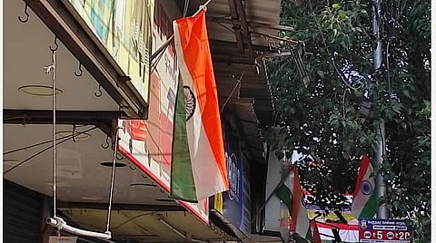 கேட்பாரற்று இருக்கும் தேசியக் கொடிகள்: கண்ணியமாக இறக்க நடவடிக்கை எடுக்குமா சென்னை மாநகராட்சி? 