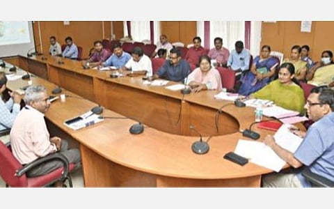 சேலம் மாவட்டத்தில் சுகாதாரம் மற்றும் திடக்கழிவு மேலாண்மை தொடர்பாக பொதுமக்களிடையே விழிப்புணர்வு ஏற்படுத்தும் வகையில் 'நம்ம ஊரு சூப்பரு’ என்னும் இயக்கம் தொடங்குவது குறித்து மாவட்ட ஆட்சியர் கார்மேகம் தலைமையில் ஒருங்கிணைப்புக் குழு கூட்டம்  நேற்று நடந்தது.