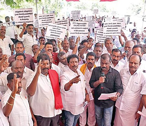 மணல் லாரிகளில் அதிக பாரம் ஏற்றுவதை தமிழக அரசு தடுக்க வலியுறுத்தி, மணல் லாரி உரிமையாளர் சங்கத் தலைவர் யுவராஜ் தலைமையில், கவன ஈர்ப்பு ஆர்ப்பாட்டம் சென்னை வள்ளுவர் கோட்டம் அருகே நேற்று நடைபெற்றது. படம்: ம.பிரபு