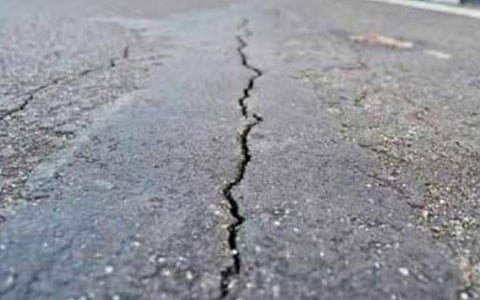 சமீபத்தில் பெய்த அதிகனமழையால் கூடலூரில் சாலை, வீடுகளில் விரிசல்