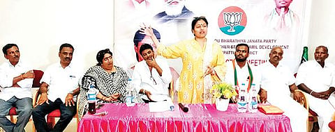 திருப்பத்தூரில் நடைபெற்ற பாஜக கூட்டத்தில் பேசும் காயத்ரி ரகுராம்.