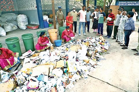 காட்பாடி காந்திநகர் பகுதியில் மாநகராட்சி பணியாளர்கள் வீடு, வீடாக குப்பை சேகரித்து தரம் பிரிக்கும் பணிகளை மாவட்ட ஆட்சியர் குமாரவேல் பாண்டியன் நேற்று ஆய்வு செய்தார்.