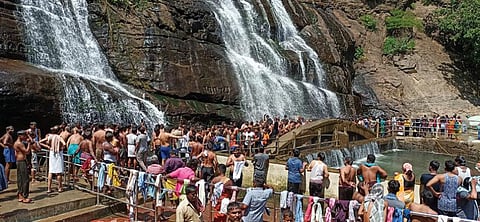 குற்றாலம் பிரதான அருவியில் நீர் வரத்து குறைந்து காணப்பட்டது.