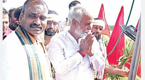 சிறுவாபுரி பாலசுப்பிரமணிய சுவாமி கோயிலில் நேற்று நடைபெற்ற மஹா கும்பாபிஷேக விழாவில், மத்திய இணையமைச்சர் எல்.முருகன், இந்து சமய அறநிலையத் துறை அமைச்சர் பி.கே.சேகர்பாபு உள்ளிட்டோர் பங்கேற்று, சுவாமி தரிசனம் செய்தனர்.
