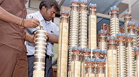 கோவையில் உள்ள தொழில் நிறு வனம் ஒன்றில் பம்ப்செட் தயாரிப்பில் ஈடுபட்டுள்ள தொழிலாளர் கள். படம்: ஜெ.மனோகரன்