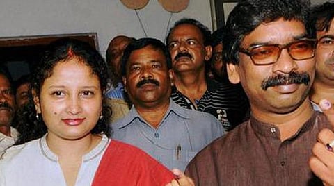 மனைவி கல்பனாவுடன் ஹேமந்த்.