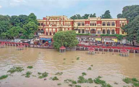 பருவமழை காரணமாக கங்கை நதியில் வெள்ளப் பெருக்கு ஏற்பட்டுள்ளது. பிஹார் மாநிலம் பாட்னாவில் உள்ள கங்கை நதியின் காளி படித்துறையில் கரைபுரண்டு ஓடும் வெள்ளம்.படம்: பிடிஐ.