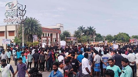 கள்ளக்குறிச்சி கலவரத்தில் சட்டவிரோதமாக கைதானோருக்கு இழப்பீடு கோரிய வழக்கை வேறு அமர்வுக்கு மாற்ற பரிந்துரை