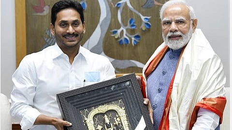 டெல்லியில் நேற்று பிரதமர் மோடியை சந்தித்த ஆந்திர முதல்வர் ஜெகன், அவருக்கு ஏழுமலையானின் திருஉருவப்படத்தை பரிசாக வழங்கினார்.