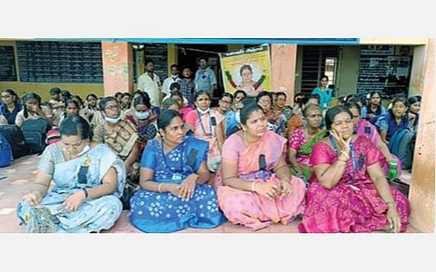 குடியாத்தம் நெல்லூர்பேட்டை அரசினர் மகளிர் மேல்நிலைப் பள்ளி தலைமை ஆசிரியை மீது நடவடிக்கை எடுக்க வலியுறுத்தி நேற்று போராட்டத்தில் ஈடுபட்ட ஆசிரியைகள் மற்றும் மாணவிகள்.