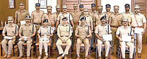 அரும்பாக்கம் வங்கி கொள்ளையர்களை விரைந்து கைது செய்து நகைகளை மீட்ட தனிப்படை போலீஸார் 19 பேரை நேரில் அழைத்து டிஜிபி சைலேந்திர பாபு பாராட்டினார். உடன் சென்னை காவல் ஆணையர் சங்கர் ஜிவால் உள்ளார்.