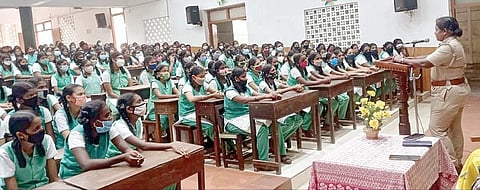 பாளையங்கோட்டை செயின்ட் இக்னேஷியஸ் கான்வென்ட் மேல்நிலைப்பள்ளியில் நடைபெற்ற விழிப்புணர்வு நிகழ்ச்சியில் மாணவிகளிடையே ஆய்வாளர் ரமேஸ்வரி  உரையாற்றினார்.