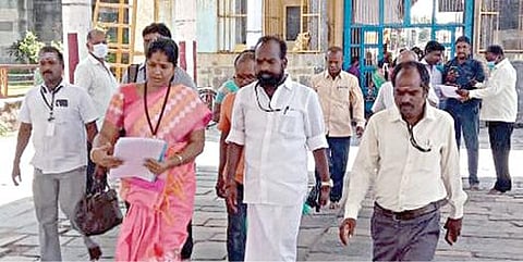 சிதம்பரம் நடராஜர் கோயிலில் ஆய்வு மேற்கொள்வதற்காக நேற்று வந்த  இந்து சமய அறநிலையத் துறை அதிகாரிகள் குழுவினர்.
