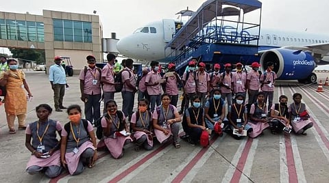 கோவையிலிருந்து சென்னைக்கு விமானத்தில் அழைத்துச் செல்லப்பட்ட கண்ணார்பாளையம் அரசு உயர்நிலைப் பள்ளி மாணவர்கள்.
