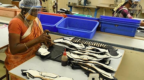 காலணி, தோல் பொருட்கள் உற்பத்தியில் ரூ.20 ஆயிரம் கோடி முதலீடு - 2 லட்சம் வேலைவாய்ப்பு இலக்குக்கான கொள்கை வெளியீடு