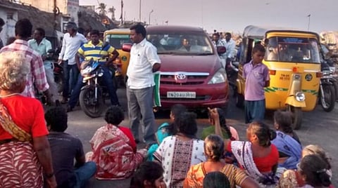திருவல்லிக்கேணியில் ஆக்கிரமிப்பு அகற்றுவதை எதிர்த்து சாலையோர குடியிருப்போர் மறியல் போராட்டம்