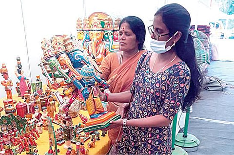 எழும்பூரில் கிராவிட்டி ஈவென்ட்ஸ் நிறுவனத்தால் நடத்தப்படும் கைவினைப் பொருட்கள் கண்காட்சியில் இடம்பெற்றுள்ள அழகிய சிலையை ஆர்வமாக பார்க்கும் பெண்கள்.