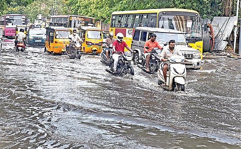 சென்னையில் நேற்று அதிகாலை பரவலாக மழை பெய்ததால் புரசைவாக்கம் நெடுஞ்சாலையில் தேங்கிய மழை நீரில் ஊர்ந்து செல்லும் வாகனங்கள்.படம்.பு.க.பிரவீன்