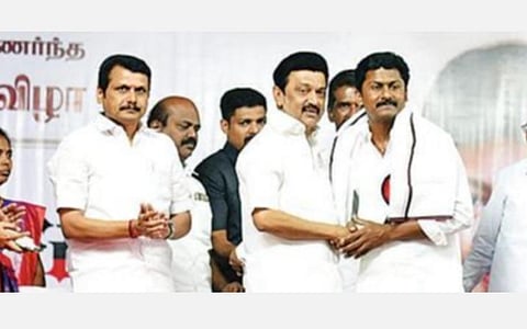 பொள்ளாச்சி ஆச்சிப்பட்டியில் நடந்த விழாவில், முதல்வர் மு.க.ஸ்டாலின் முன்னிலையில் திமுகவில் இணைந்த தேமுதிக மாவட்ட செயலாளரும், முன்னாள் எம்.எல்.ஏவுமான தினகரன். அருகில் மின்துறை அமைச்சர் செந்தில் பாலாஜி.   படம்: ஜெ.மனோகரன்