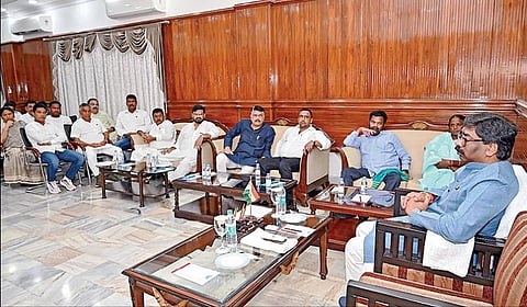 ஜார்க்கண்ட் முதல்வர்  ஹேமந்த் சோரனின் எம்எல்ஏ., பதவியை தகுதிநீக்கம் செய்ய ஆளுநருக்கு, தேர்தல் ஆணையம் பரிந்துரை செய்துள்ள நிலையில, அவர்  ஐக்கிய முற்போக்கு கூட்டணி கட்சி எம்எல்ஏ.க்களுடன் ராஞ்சியில் நேற்று ஆலோசனை நடத்தினார்.  படம்: பிடிஐ.