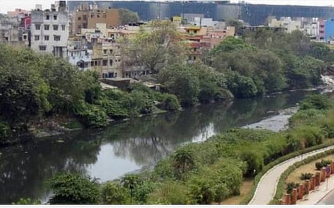 மாநகராட்சி சார்பில் படகுகள் மூலம் கூவம், அடையாற்றில் கொசு மருந்து தெளிக்கும் பணி: ஆகஸ்ட் 29-ம் தேதி தொடக்கம்
