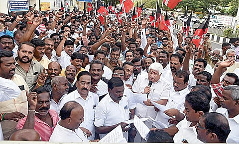 மூன்று ஆண்டுகளுக்கு ஒருமுறை ஊதிய ஒப்பந்த பேச்சுவார்த்தை நடத்த வேண்டும், 21 வேலைநிறுத்த நாட்களுக்கு ஊதியம் வழங்க வேண்டும் என்பன உள்ளிட்ட கோரிக்கைகளை வலியுறுத்தி அண்ணா தொழிற்சங்கப் பேரவை சார்பில் சென்னை பல்லவன் சாலையில் உள்ள மாநகர போக்குவரத்து கழக தலைமை அலுவலகம் முன்பு நேற்று ஆர்ப்பாட்டம் நடைபெற்றது.படம்: ம.பிரபு
