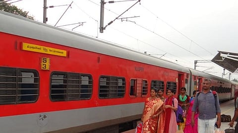 திருநெல்வேலி-மேட்டுப்பாளையம் இடையே இயக்கப்படும் வாராந்திர சிறப்பு ரயில். 