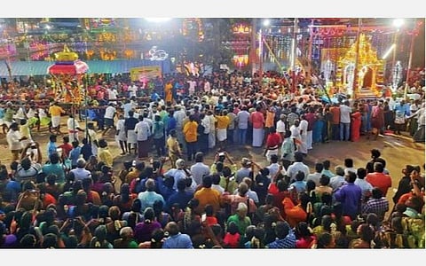 பிள்ளையார்பட்டி கற்பக விநாயகர் கோயிலில் நடந்த கஜமுக சூரசம்ஹாரத்தில் பங்கேற்ற பக்தர்கள். (உள்படம்) யானை வாகனத்தில் எழுந்தருளிய விநாயகர்.