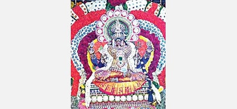 மேல்மலையனூர் அங்காளம்மன் கோயிலில் நடைபெற்ற ஊஞ்சல் உற்சவத்தில் கலந்து கொண்ட பக்தர்கள் கூட்டத்தின் ஒரு பகுதி. (அடுத்த படம்) ஊஞ்சல் உற்சவத்தில் சிறப்பு அலங்காரத்தில் பக்தர்களுக்கு அருள்பாலித்த அங்காளம்மன்.