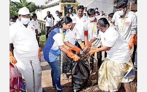 வாலாஜாபாத் அருகே வேளியூர் ஊராட்சியில் தூய்மைப் பணியை தொடங்கி வைக்கிறார் மாவட்ட ஆட்சியர் மா.ஆர்த்தி. உடன் மாவட்ட வருவாய் அலுவலர் சிவருத்ரையா.