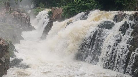 தருமபுரி மாவட்டம் ஒகேனக்கல் காவிரியாற்றில் விநாடிக்கு 1 லட்சத்து 8,000  கன அடியாக நீர்வரத்து அதிகரித்துள்ள நிலையில் பிரதான அருவி அருகே பாறைகளுக்கு இடையே நிறைந்து ஓடும் தண்ணீர்.