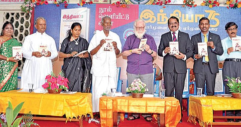 டாக்டர் மயில்சாமி அண்ணாதுரை, ராணுவ விஞ்ஞானி டில்லிபாபு இணைந்து எழுதிய ‘இந்தியா 75: போர்முனை முதல் ஏர்முனை வரை’ என்ற நூல் வெளியீட்டு விழா, சென்னையில் நேற்று நடைபெற்றது. நூலை இந்திய கம்யூனிஸ்ட் கட்சியின் மூத்த தலைவர் நல்லகண்ணு வெளியிட, மூத்த விஞ்ஞானி நம்பி நாராயணன், சென்னை மாநகர காவல் இணை ஆணையர் சாமுண்டீஸ்வரி உள்ளிட்டோர் பெற்றுக் கொண்டனர்.படம்: ம.பிரபு