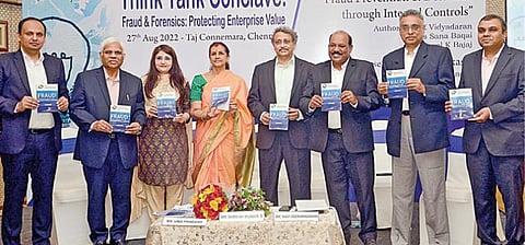 நிறுவனங்களின் மதிப்பைப் பாதுகாப்பதில் தணிக்கையாளர்களின் பங்களிப்பு குறித்த நிகழ்ச்சி நேற்று சென்னையில் நடைபெற்றது. இந்த நிகழ்ச்சிக்கு இந்திய உள்தணிக்கையாளர்கள் அமைப்பின் (ஐஐஏ)சென்னைப் பிரிவு ஏற்பாடு செய்திருந்தது. இந்நிகழ்ச்சியில் சிறு, நடுத்தர நிறுவனங்களில் நிகழும் மோசடிகளை ஆரம்ப நிலையில் கண்டறிய மேற்கொள்ள வேண்டிய நடவடிக்கைகள் குறித்து, ‘மோசடி உள்கட்டுப்பாட்டு அமைப்பு மூலம் தடுத்தலும் கண்டறிதலும்’ நூல் வெளியிடப்பட்டது. படம்: பு.க.பிரவீன்