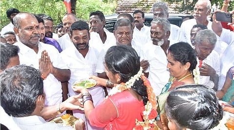 மதுரை அருகே அரியலூர் கிராமத்தில் முன்னாள் அமைச்சர் ஆர் பி உதயகுமார் வரவேற்ற அதிமுகவினர்.