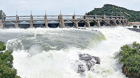 மேட்டூர் அணையின் 16 கண் மதகு வழியாக பெருக்கெடுத்து ஓடி வரும் காவிரி. | படம்: எல்.பத்மநாதன் |