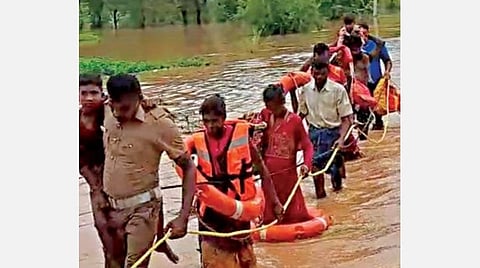ஓசூர் பேகேப்பள்ளி குடியிருப்பு பகுதியில் மழை வெள்ளத்தில் சிக்கிய 3 குழந்தைகள் உட்பட 8 பேரை தீயணைப்பு வீரர்கள் கயிறு கட்டி பாதுகாப்பாக மீட்டனர்.
