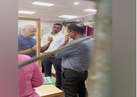 வங்கி லாக்கரில் சிபிஐ சோதனை: மனைவியுடன் டெல்லி துணை முதல்வர் மணிஷ் சிசோடியா வருகை