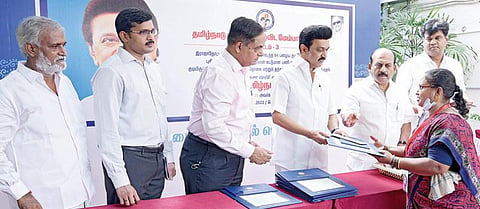 கொளத்தூர் சட்டப்பேரவை தொகுதிக்கு உட்பட்ட ராஜா தோட்டம் திட்டப்பகுதியில், மறுகுடியமர்வு செய்யப்படவுள்ள 84 குடியிருப்புதாரர்களுக்கு தமிழ்நாடு நகர்ப்புற வாழ்விட மேம்பாட்டு வாரியத்தின் சார்பில் கருணைத் தொகையாக தலா ரூ.24,000 வீதம் மொத்தம் ரூ.20.16 லட்சத்துக்்கான காசோலைகளையும், தற்காலிக ஒதுக்கீட்டு ஆணைகளையும் முதல்வர் மு.க.ஸ்டாலின் முகாம் அலுவலகத்தில் நேற்று வழங்கினார். அமைச்சர்கள்  தா.மோ.அன்பரசன், பி.கே.சேகர்பாபு, கலாநிதி வீராசாமி எம்.பி. மற்றும் அரசு உயர் அலுவலர்கள் உடனிருந்தனர்.