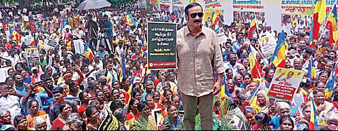 கொசஸ்தலை ஆற்றின் குறுக்கே ஆந்திர அரசு தடுப்பணை கட்டுவதற்கு எதிர்ப்பு தெரிவித்து பாமக தலைவர் அன்புமணி தலைமையில் நேற்று பள்ளிப்பட்டுவில் ஆர்ப்பாட்டம் நடந்தது. இதில் ஏராளமானோர் பங்கேற்றனர்.