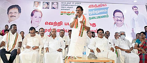 திருச்சியில் நேற்று நடைபெற்ற காங்கிரஸ் கட்சியின் ஆலோசனைக் கூட்டத்தில் பேசுகிறார் அக்கட்சியின் மாநிலத் தலைவர் கே.எஸ்.அழகிரி. உடன், எம்.பி. சு.திருநாவுக்கரசர், முன்னாள் மத்திய அமைச்சர்கள் ஈ.வி.கே.எஸ்.இளங்கோவன், கே.வீ.தங்கபாலு, சட்டப்பேரவை காங்கிரஸ் கட்சித் தலைவர் செல்வப்பெருந்தகை உள்ளிட்டோர்.