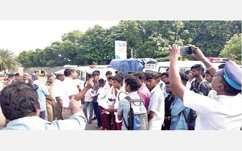 மதுரை பாத்திமா கல்லூரி அருகே பேருந்து படியில் தொங்கியவாறு பயணித்த மாணவர்களை பிடித்து அறிவுரை வழங்கிய போக்குவரத்து போலீஸார்