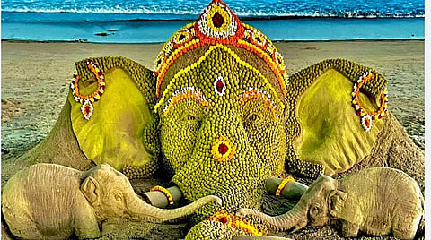 சுதர்சன் பட்நாயக் வடித்துள்ள விநாயகர் சிலை.