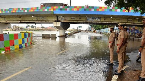 சாலைகளில் வெள்ள நீர்